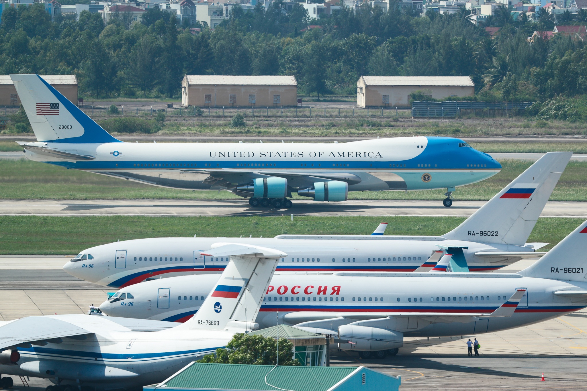 Dan chuyen co khung ho tong lanh dao APEC hinh anh