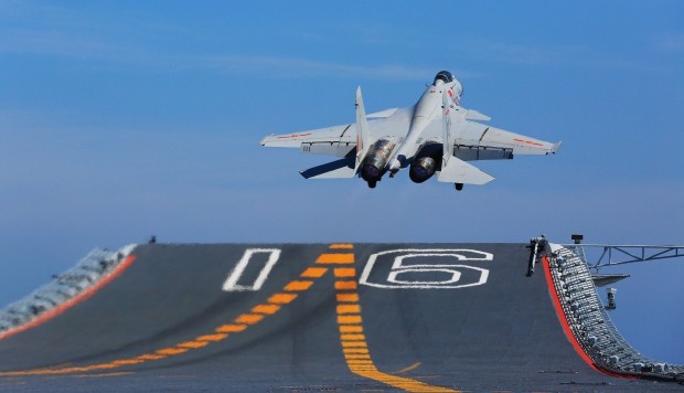 Tiem kich tren ham J-15 qua cu so voi tau san bay moi cua Trung Quoc hinh anh