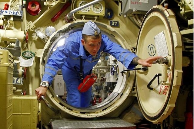 Nga tiet lo ben trong tau ngam 'Ho den dai duong' hinh anh