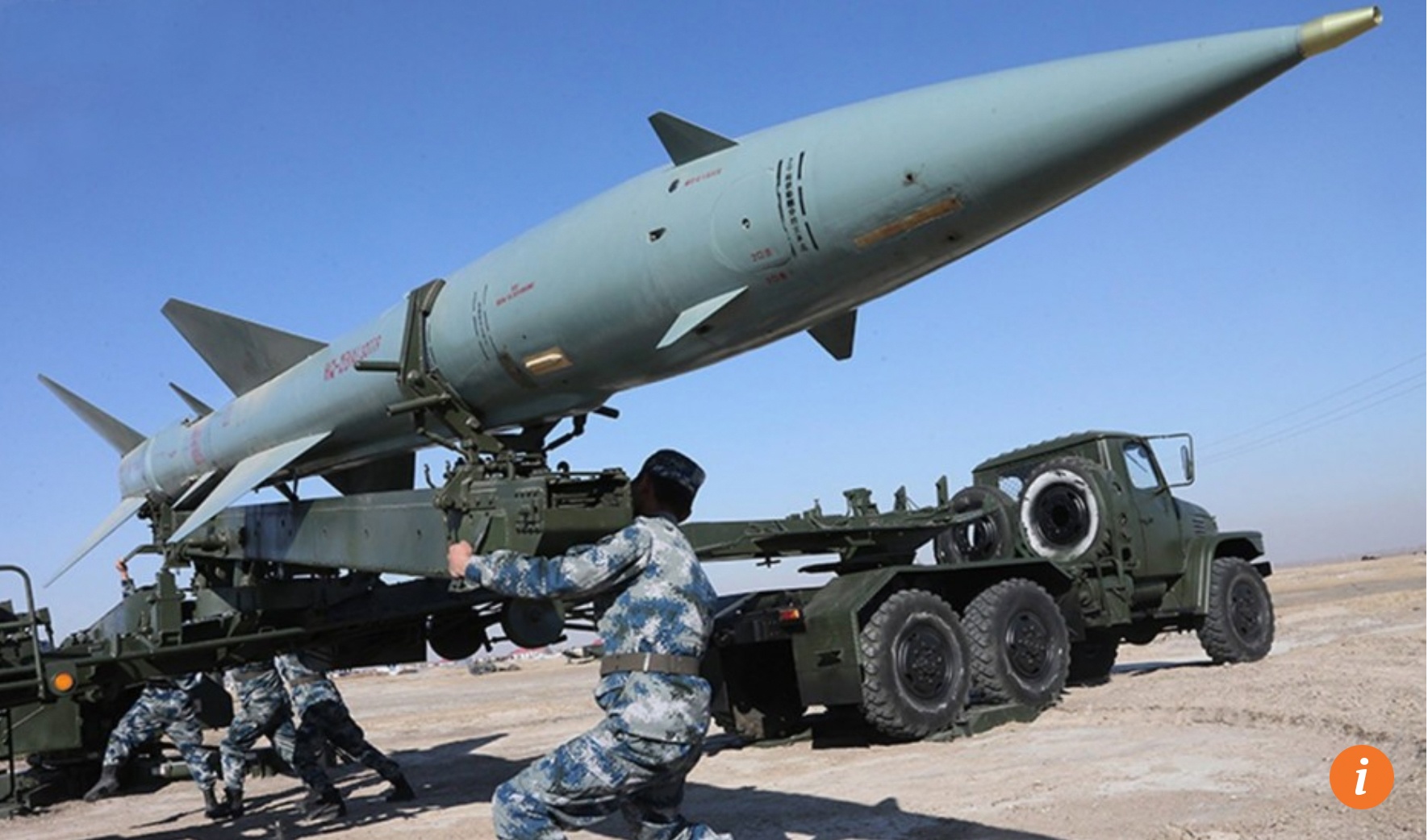 Trung Quoc dung robot o nha may dan thay cong nhan hinh anh