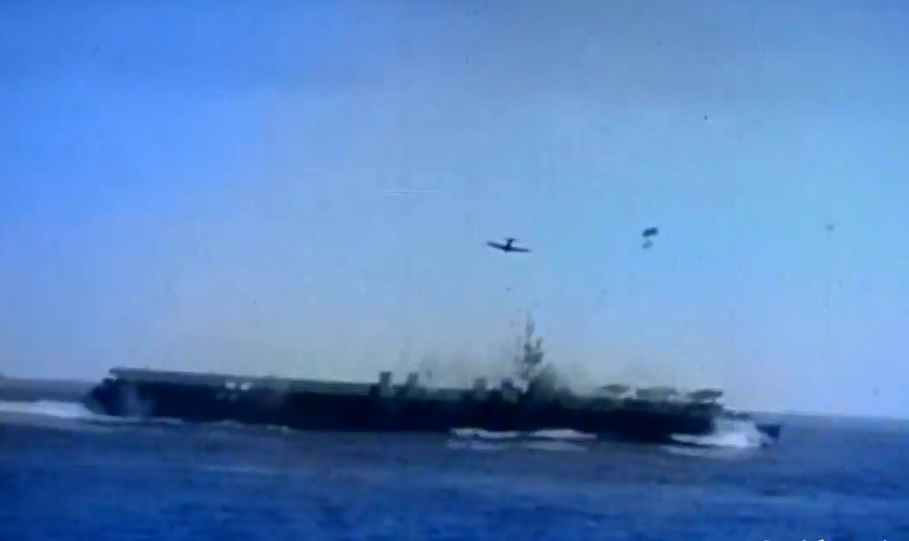 Video hiem co ve may bay tan cong cam tu trong tran Okinawa hinh anh