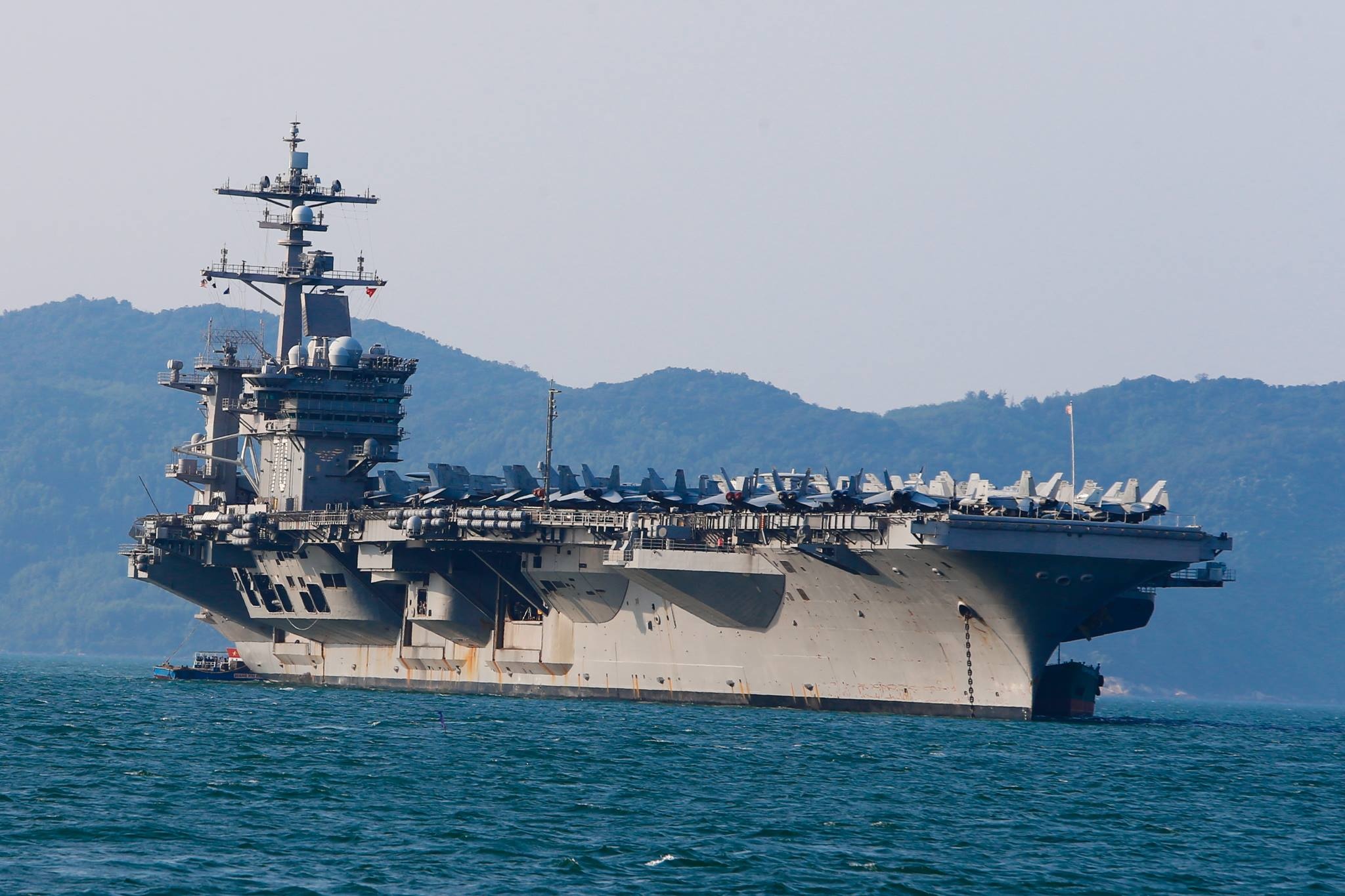 Tau san bay Carl Vinson tham Viet Nam anh 1