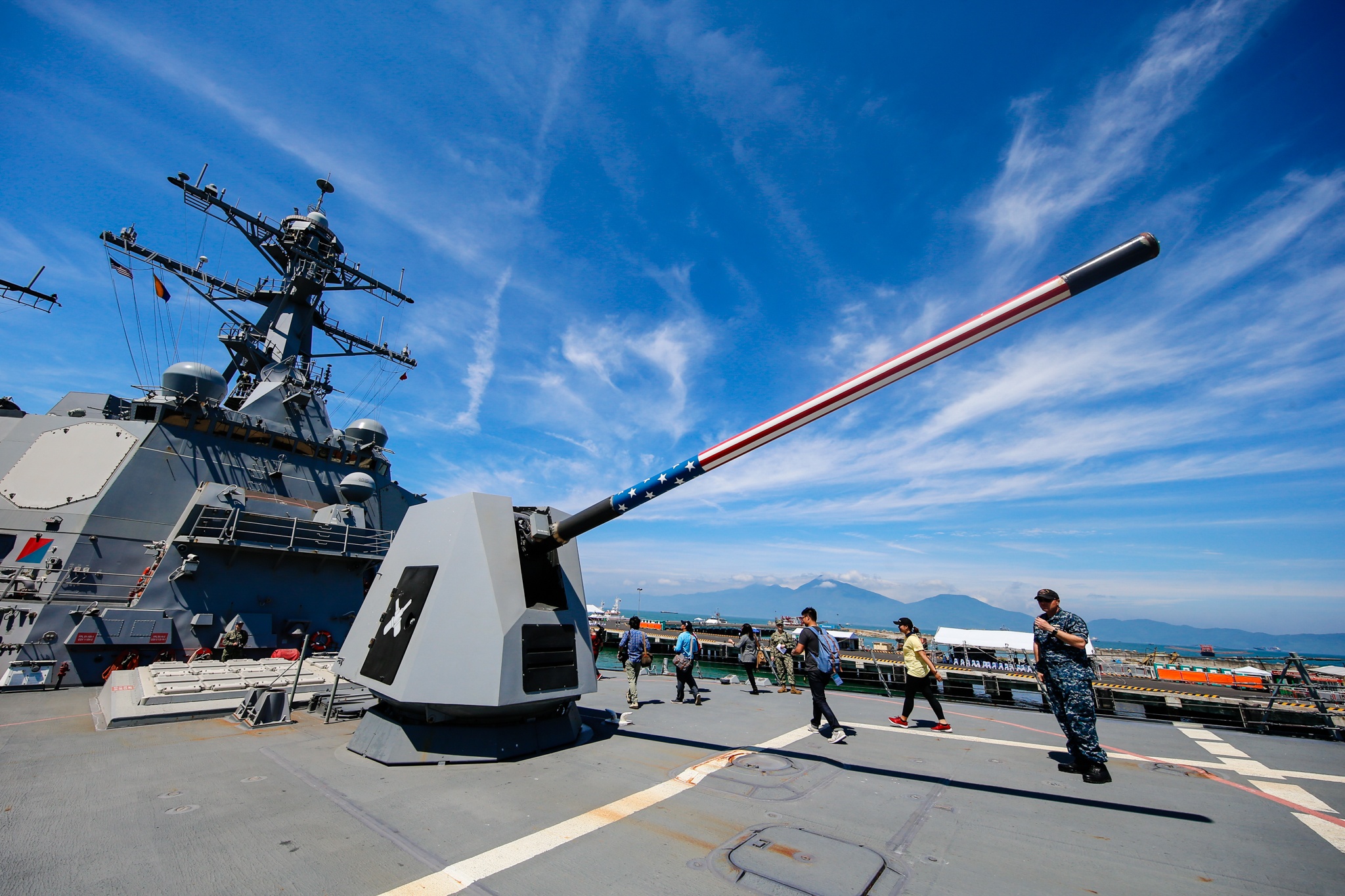 Dan vu khi 'thoi bay' ca thanh pho tren chien ham My tai Da Nang hinh anh