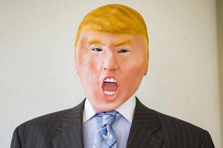 Phe Dan chu dung bao tang cham biem Trump hinh anh