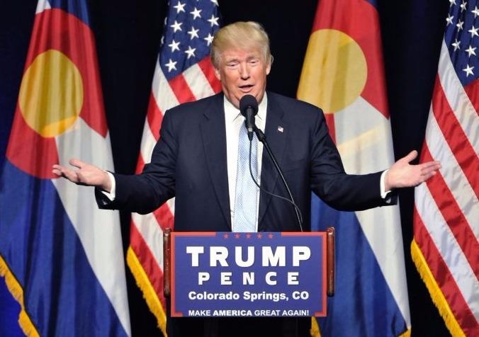 Trump tuyen bo khong nuong tay voi Clinton nua hinh anh