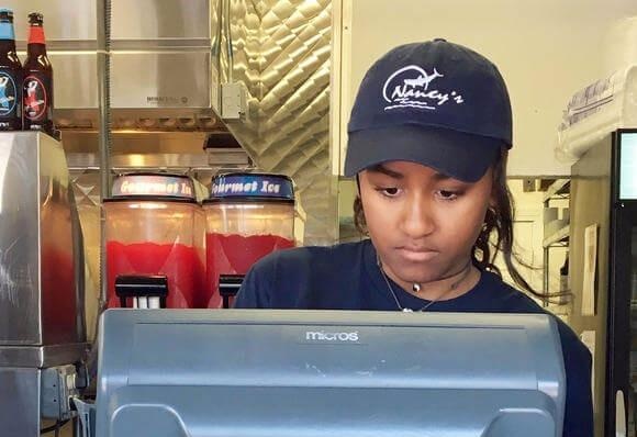 Con gai ut Obama lam them tai nha hang hai san hinh anh