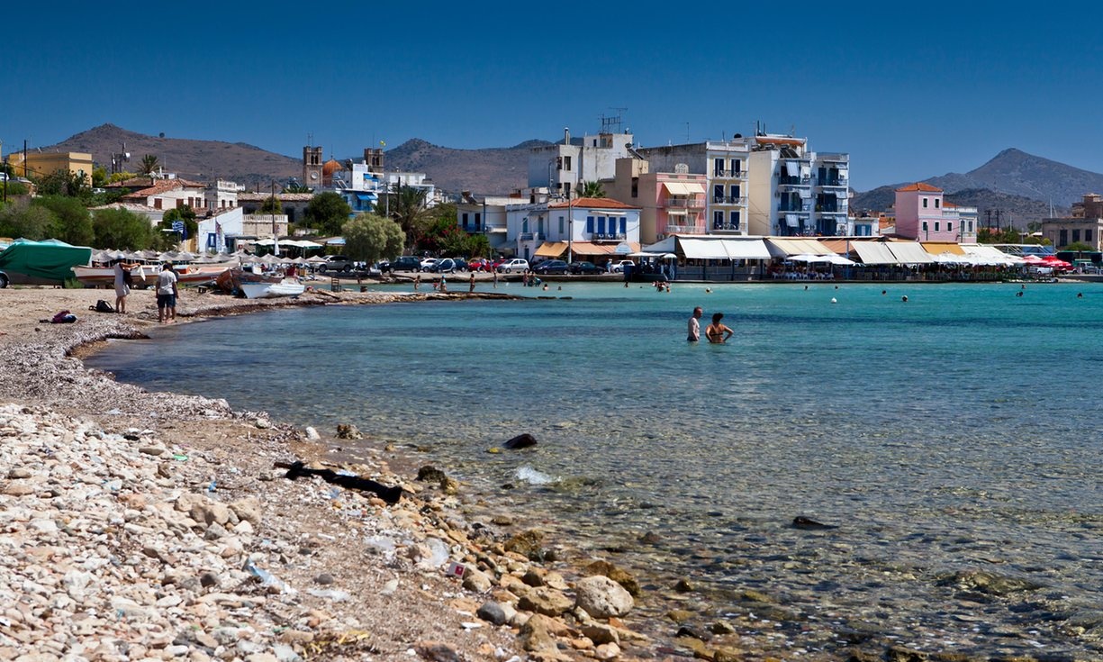 Tau du lich dung nhau ngoai khoi Hy Lap, 3 nguoi chet hinh anh