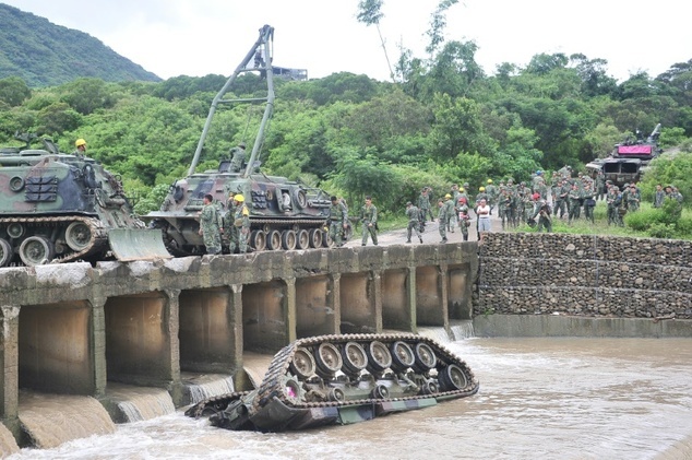 Xe tang Dai Loan roi xuong song, 4 binh si thiet mang hinh anh