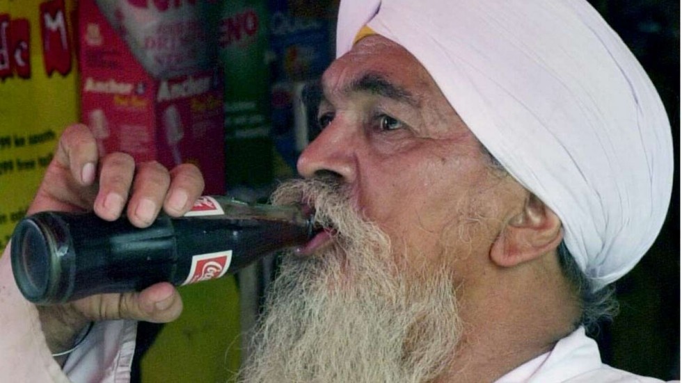 Coca-Cola tam dong nha may bi dieu tra xa thai o An Do hinh anh