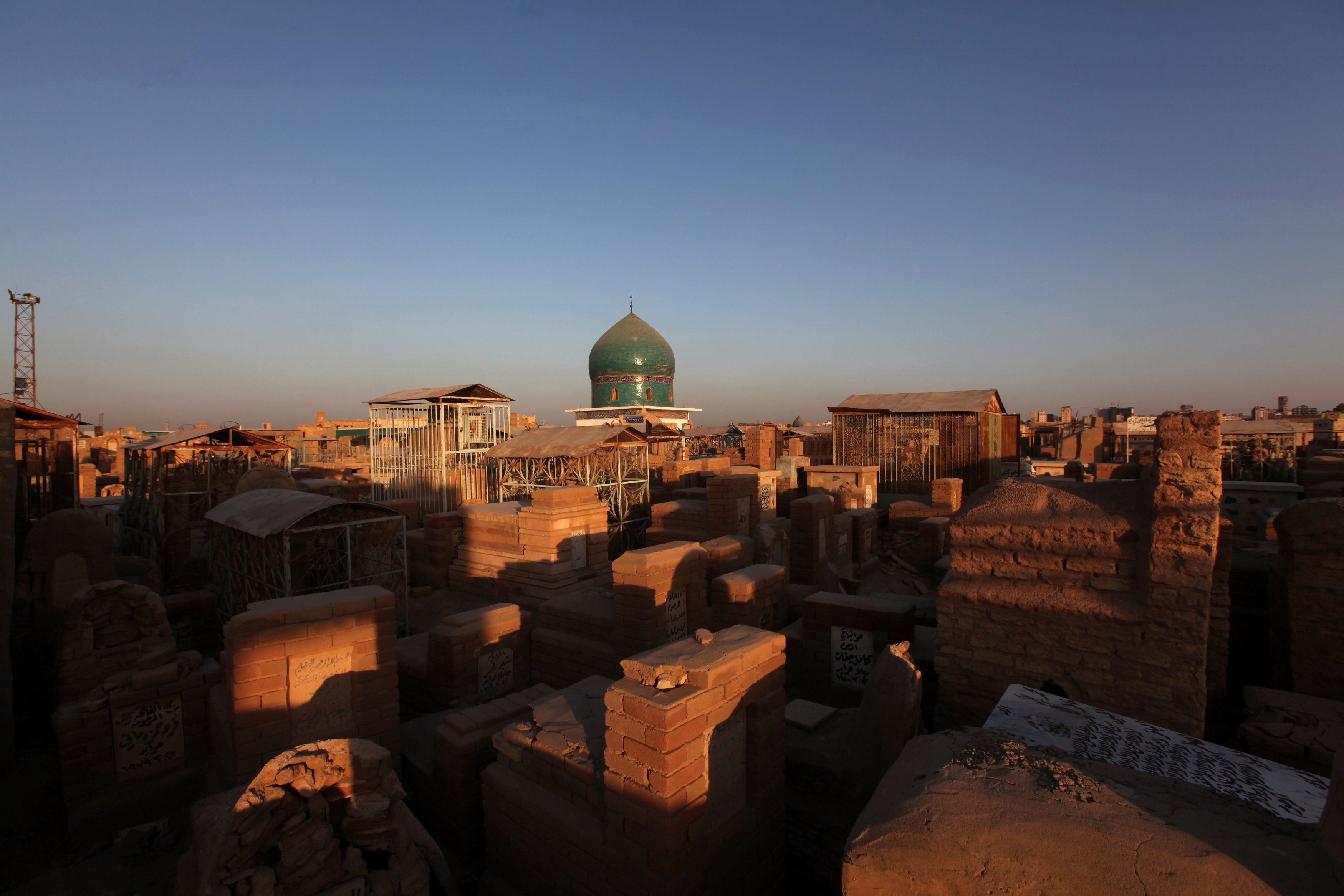 Nghia trang lon nhat the gioi o Iraq anh 9