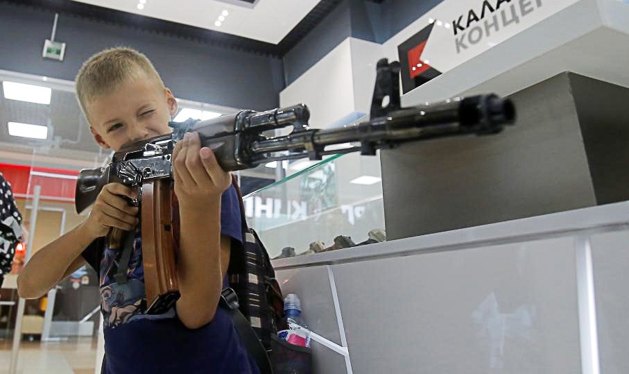 San bay Moscow mo cua hang ban AK-47 hinh anh