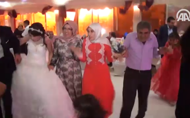 Khoanh khac bom no trong dam cuoi o Tho Nhi Ky hinh anh