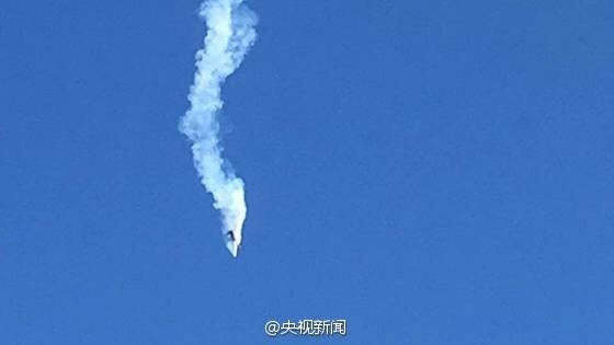 Máy bay rơi trong triển lãm hàng không Trung Quốc ảnh 1 May bay roi trong trien lam hang khong Trung Quoc anh 1