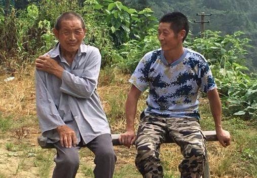 Canh cay khong nhanh va chuyen ngoi lang e vo o Trung Quoc hinh anh