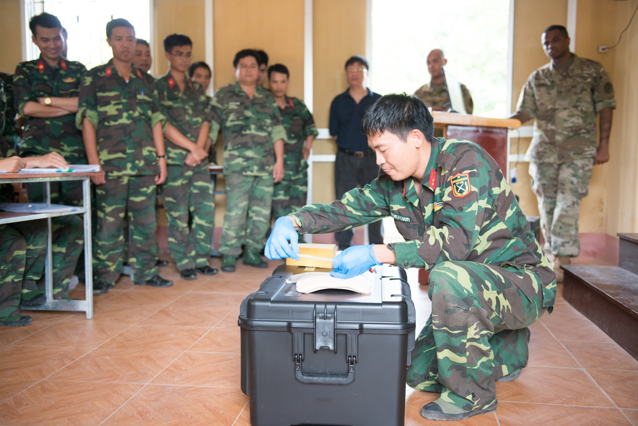 Luc quan My cung bo doi VN nang cao nang luc ra pha bom min hinh anh