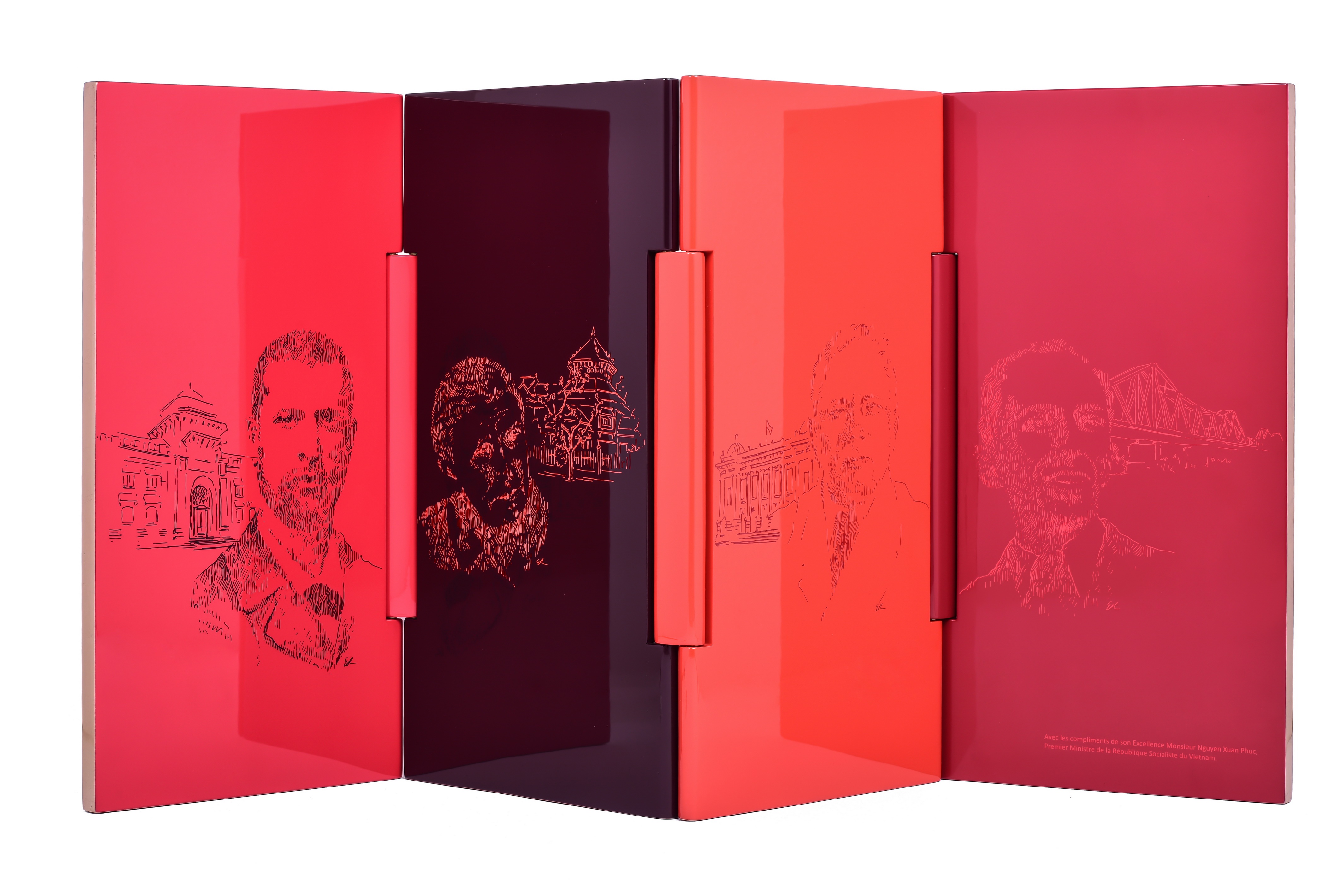 Mon qua Thu tuong Nguyen Xuan Phuc tang tong thong Phap hinh anh