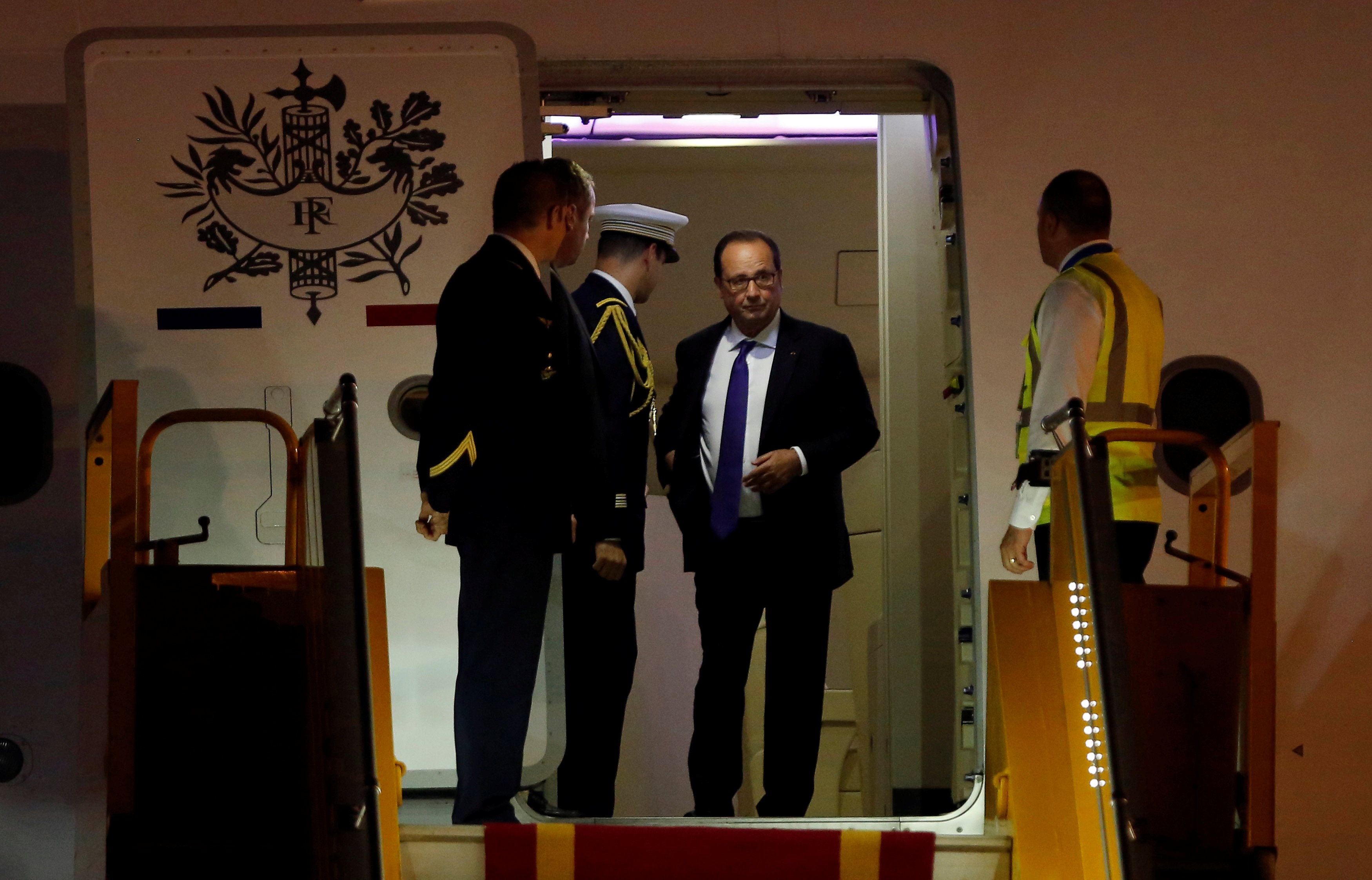 Tong thong Phap Francois Hollande da den Ha Noi hinh anh