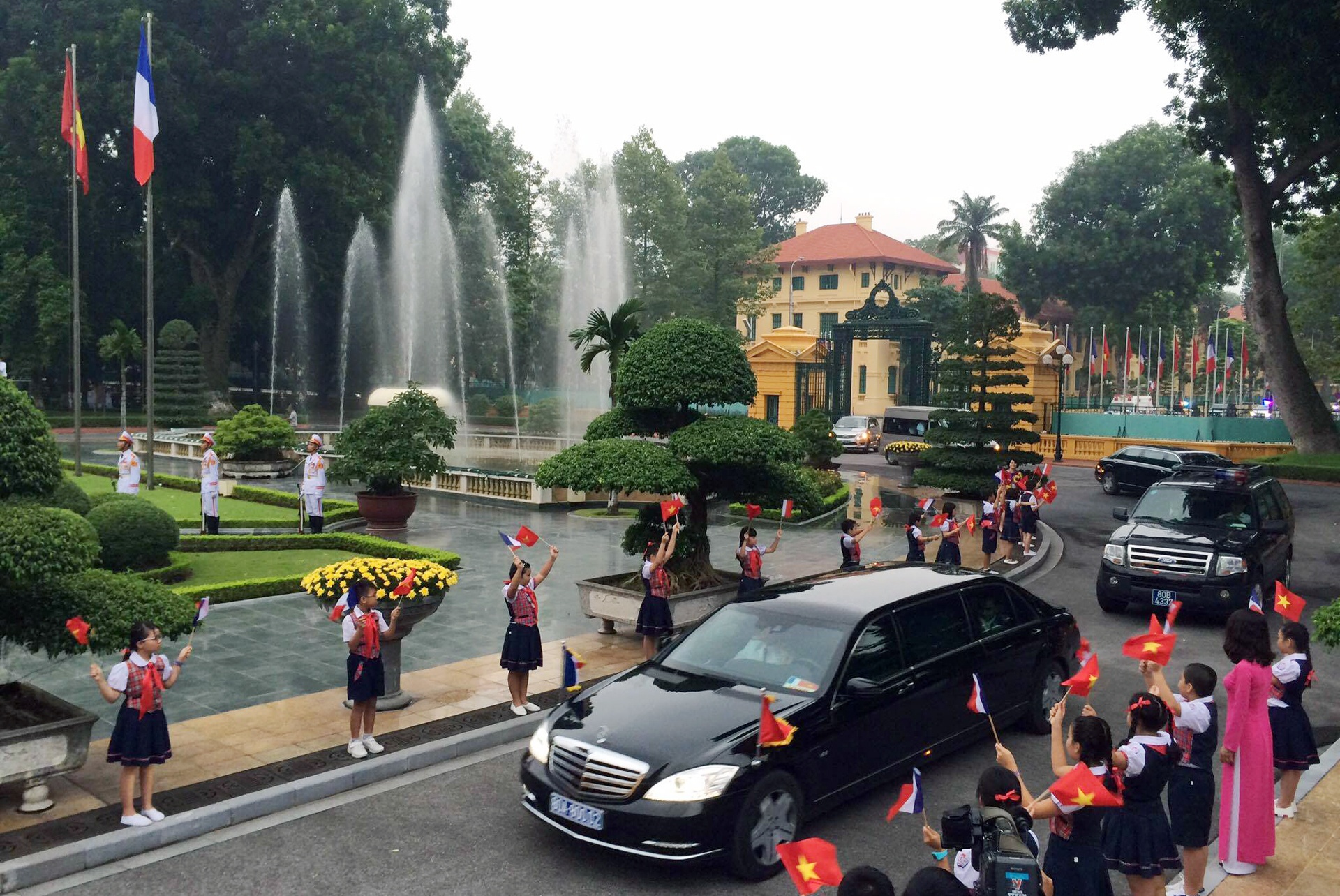 Tổng thống Pháp Francois Hollande thăm Việt Nam ảnh 1 Tong thong Phap Francois Hollande tham Viet Nam anh 1