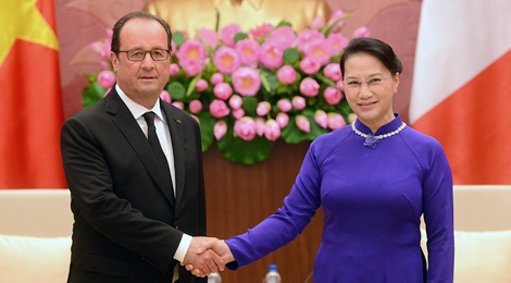 Ngay dau tien cua Tong thong Francois Hollande tai Ha Noi hinh anh