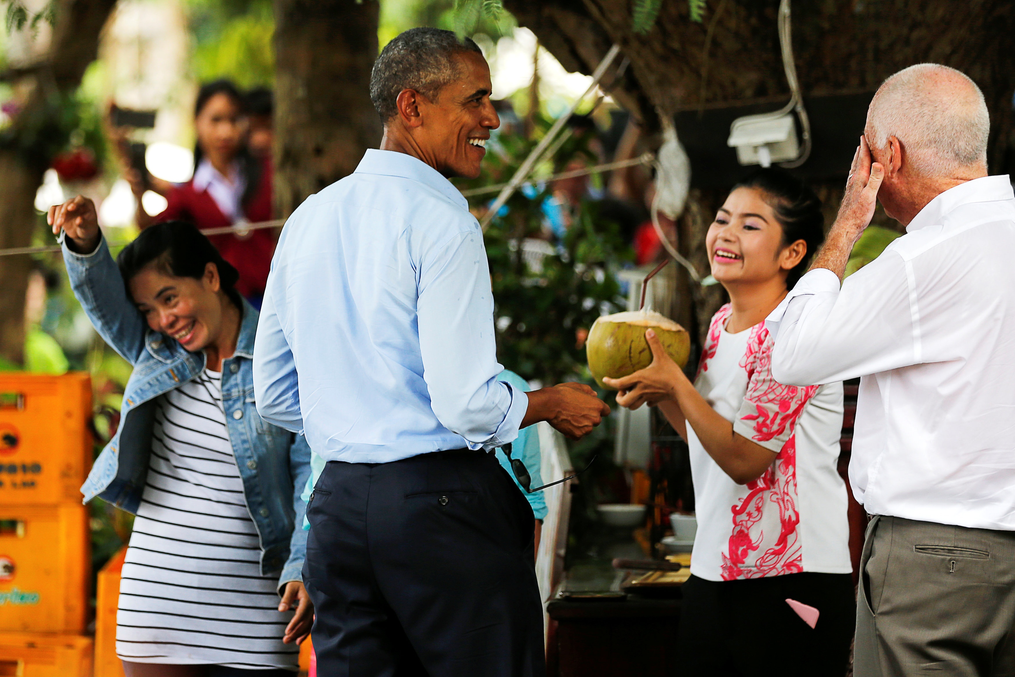 Tong thong Obama dao pho, uong nuoc dua o Lao hinh anh