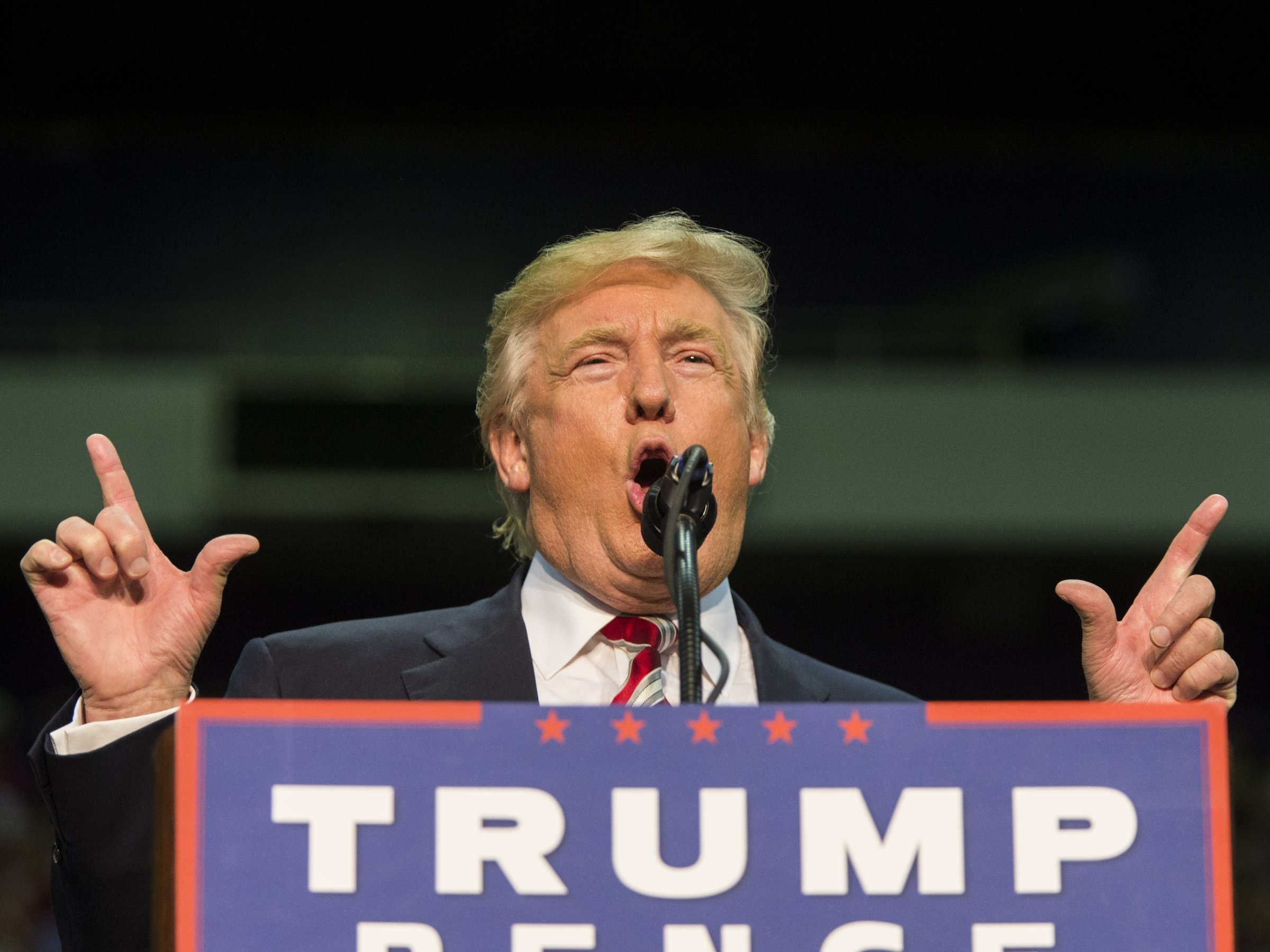 Trump: 'Hillary ban ai cung khong bi truy to' hinh anh