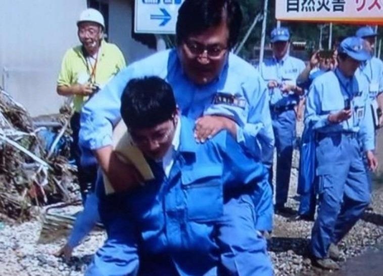 Thu truong Nhat bi chi trich vi de cap duoi cong qua cho bun hinh anh