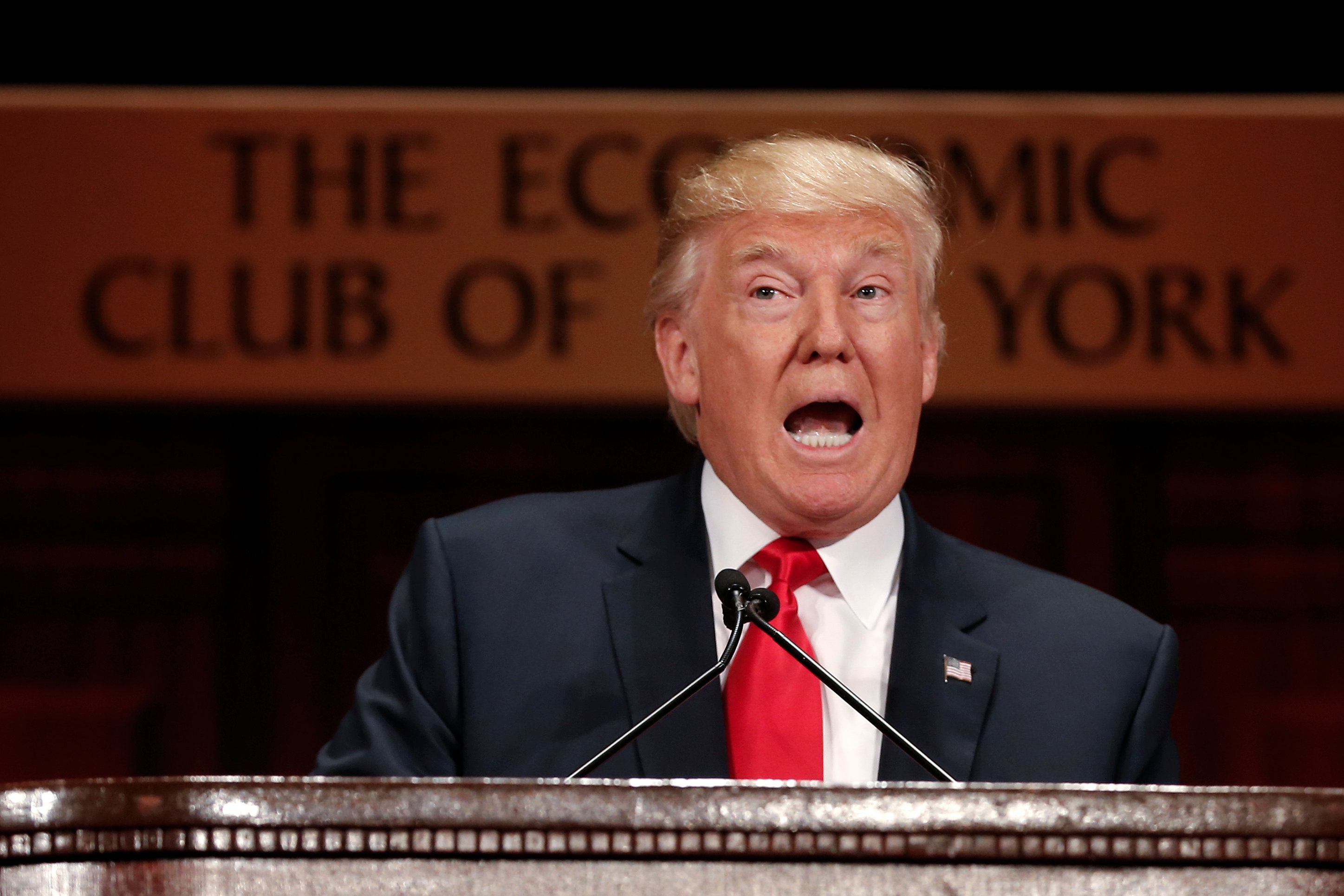 Donald Trump doi tuoc vu khi can ve Hillary anh 1