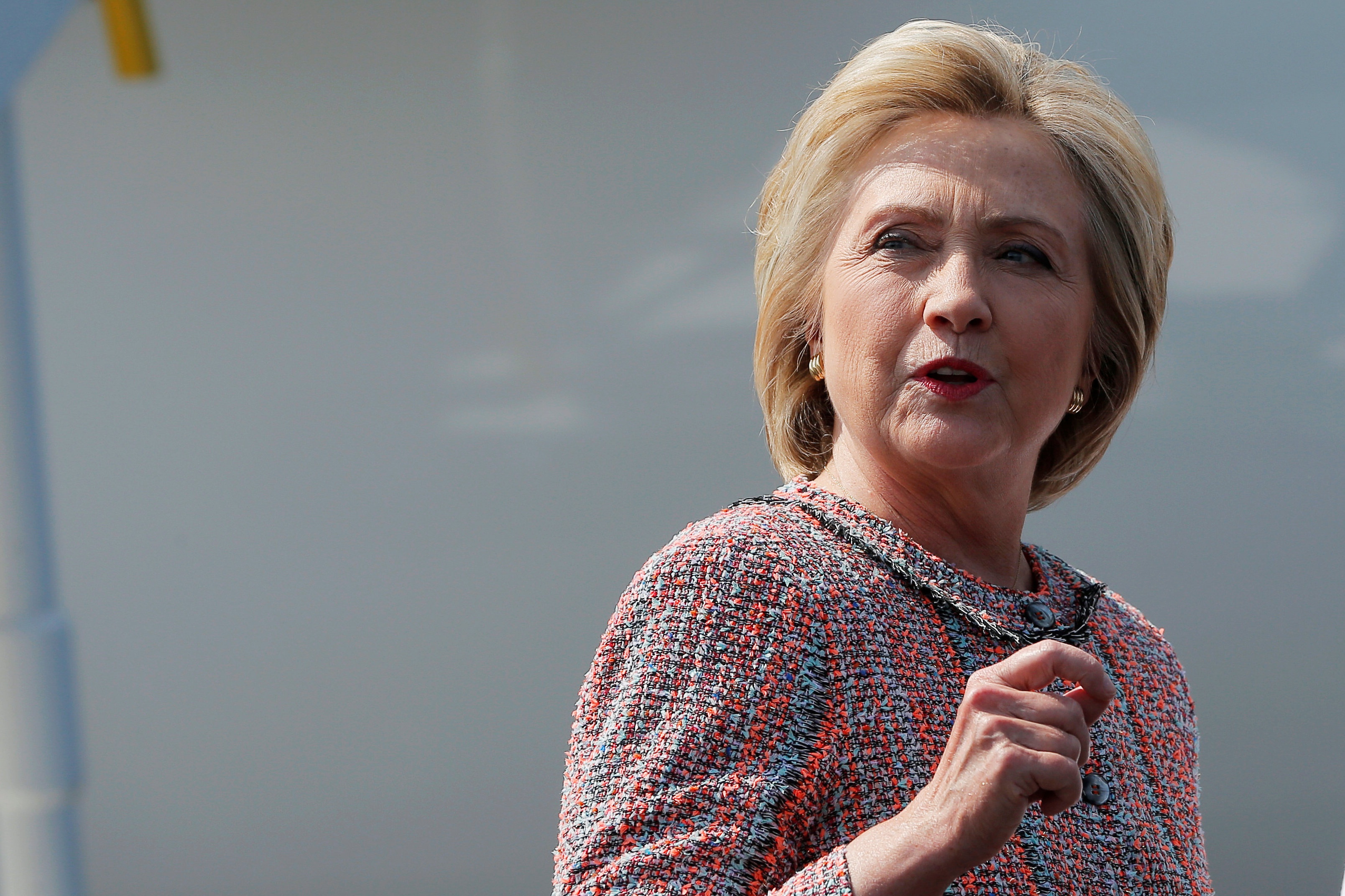 Donald Trump doi tuoc vu khi can ve Hillary anh 2