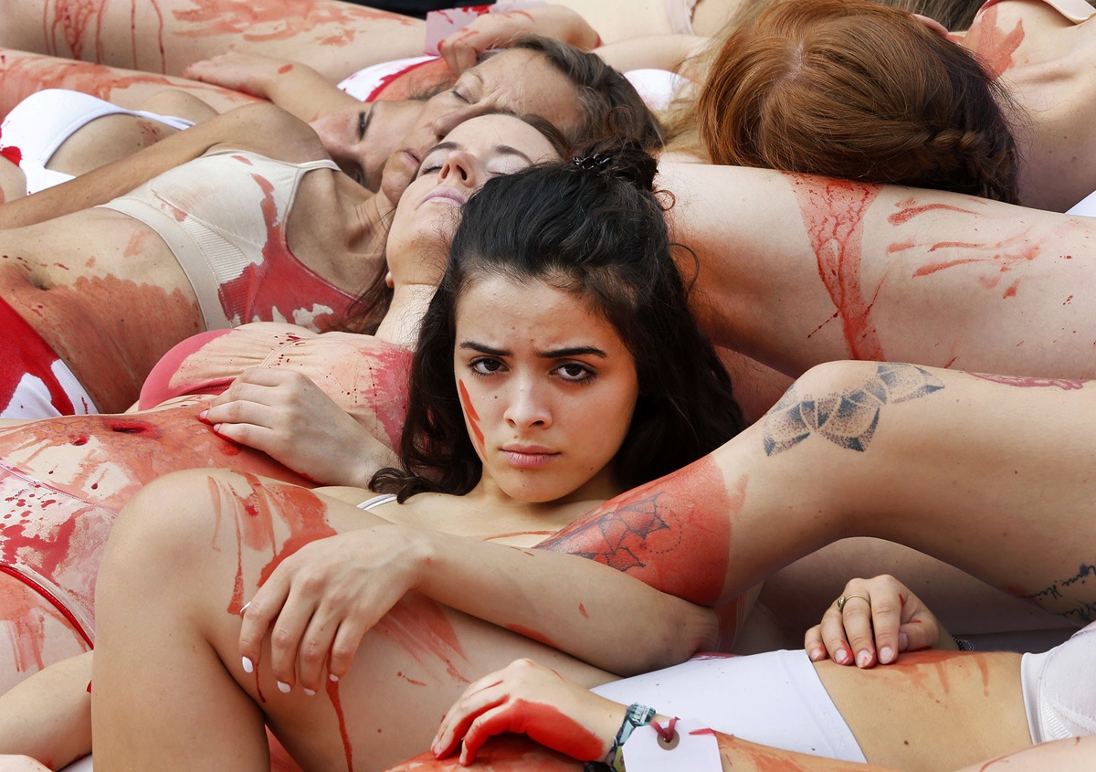 Top anh tuan: Nguoi Duc tuoi mau phan doi tan sat dong vat hinh anh