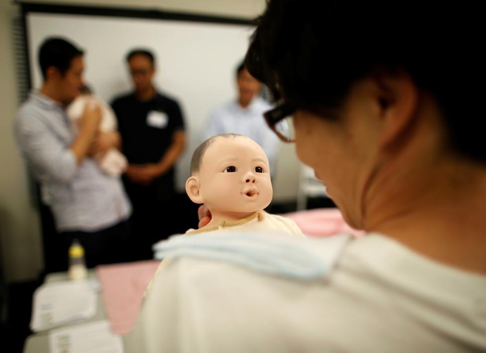 Dan ong Nhat Ban hoc cach cham soc tre so sinh anh 7