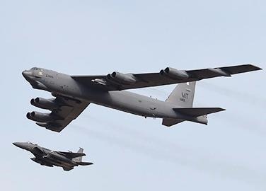 My dua 'sieu phao dai' B-52 den Han Quoc tran ap Trieu Tien hinh anh