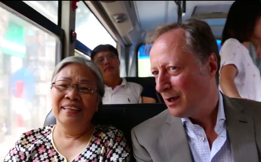 Cac dai su EU hao hung trai nghiem di xe buyt tai Ha Noi hinh anh