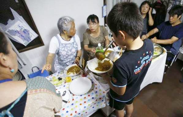 Tre em ngheo o Nhat Ban duoc phat bua toi mien phi hinh anh