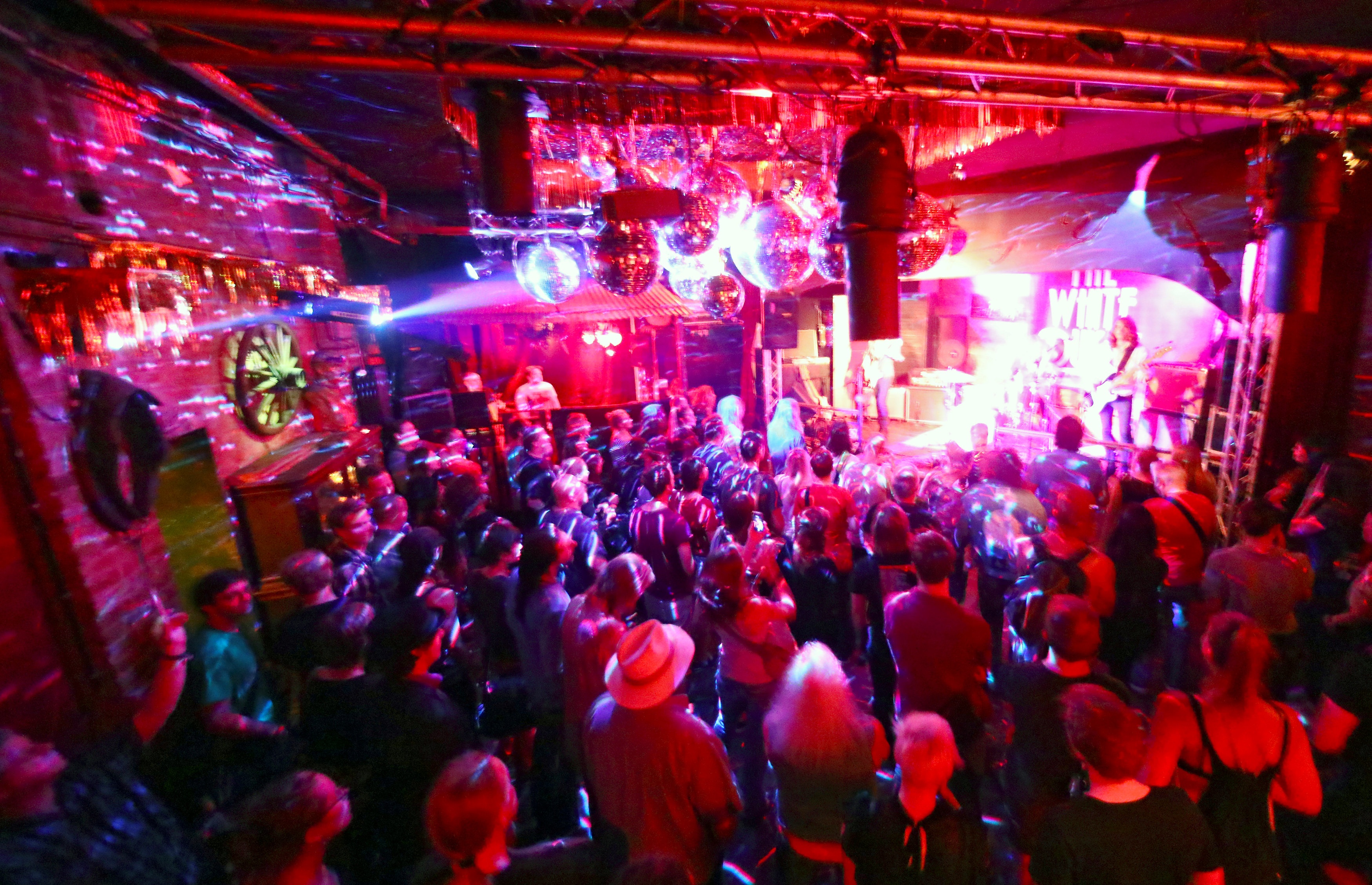 Cuoc song muon mau ve dem o Berlin anh 3