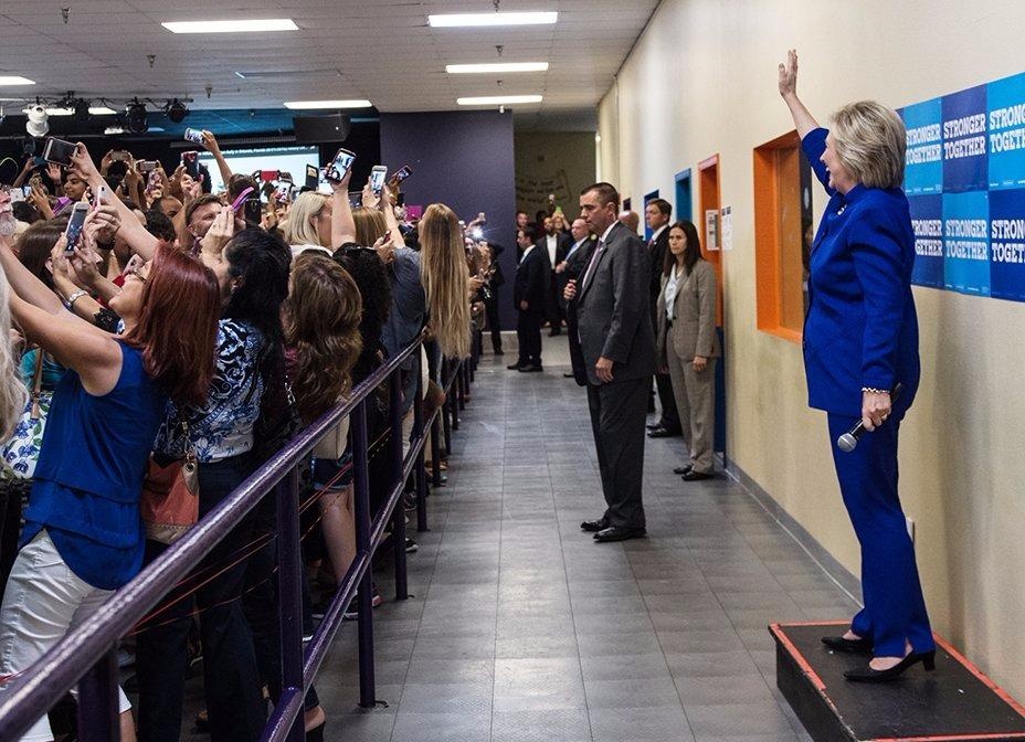 Dam dong nhat loat quay lung voi ba Hillary de selfie hinh anh
