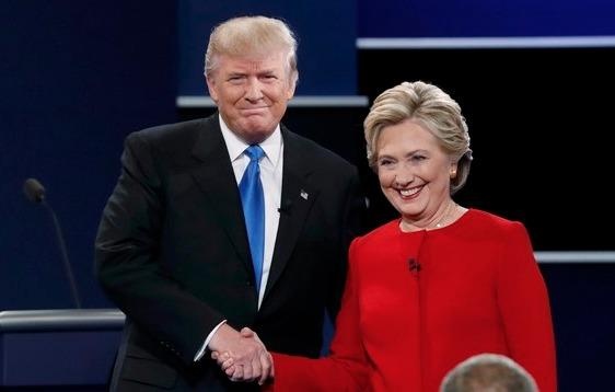 Clinton boc me Trump sau khi bi che ve suc khoe hinh anh