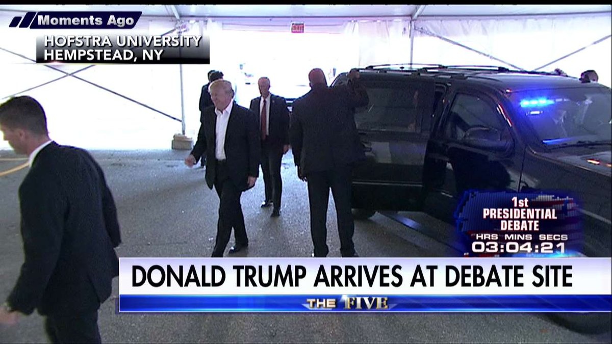 Donald Trump xuat hien tai dia diem tranh luan hinh anh