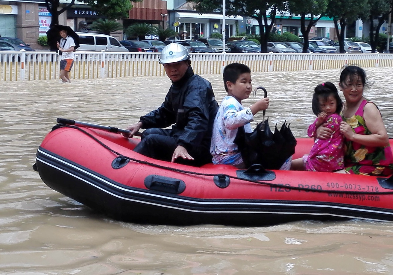 Nguoi Trung Quoc boi xuong giua pho sau bao Megi hinh anh