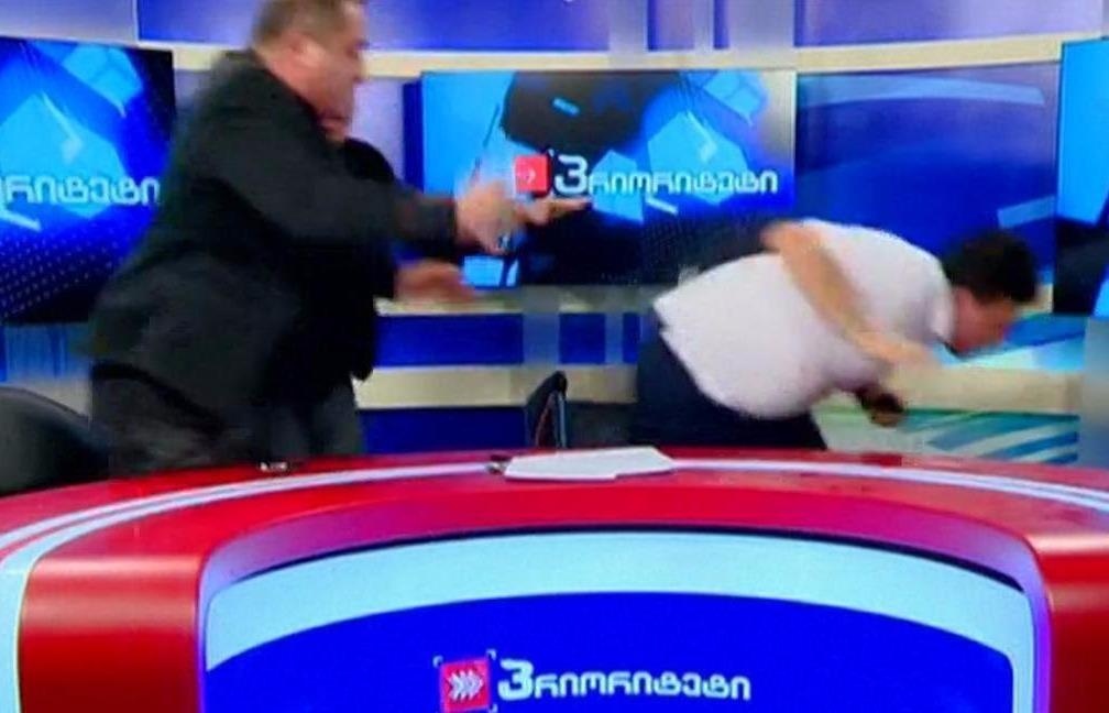 Tranh luan bau cu, chinh tri gia dam nhau tren truyen hinh hinh anh