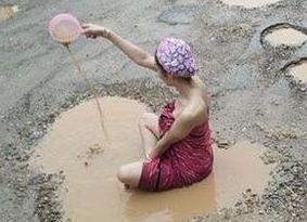 Nguoi mau Thai dam minh giua o ga keu goi sua duong hinh anh