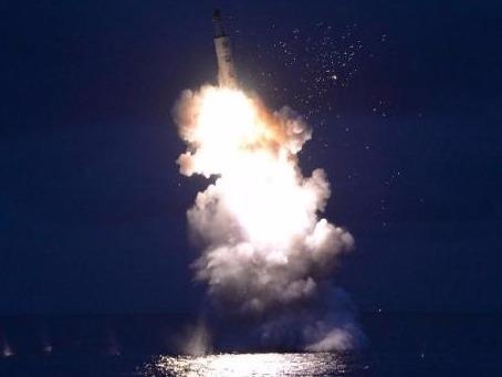 Trieu Tien dong tau ngam lon de thu ten lua dan dao hinh anh