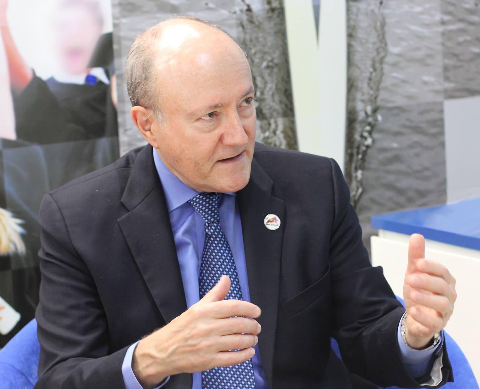 Trump voi Hillary: Cu tri My chon loai thuoc doc nao hinh anh