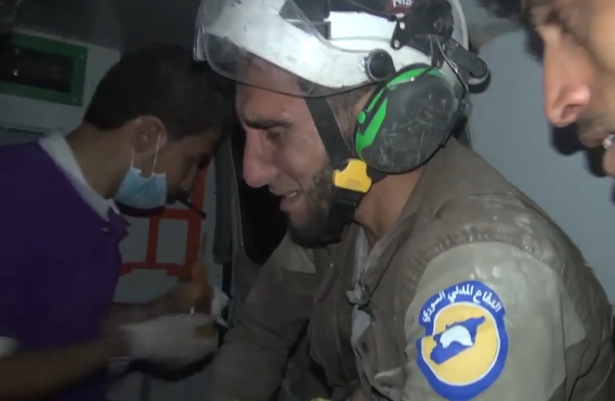 Linh cuu ho oa khoc cuu em be vua day thang o Syria hinh anh