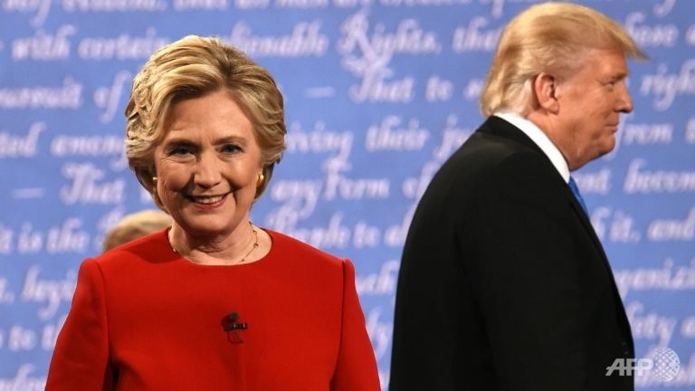 Hillary hoi sinh, Trump sa lay sau cuoc tranh luan dau hinh anh