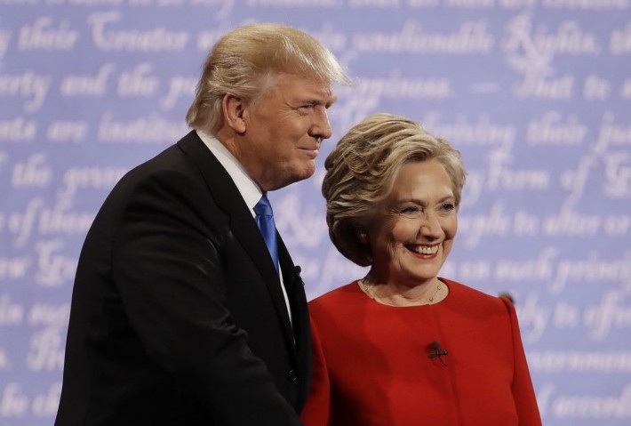 Trump, Clinton canh tranh tung luot like tren mang xa hoi hinh anh