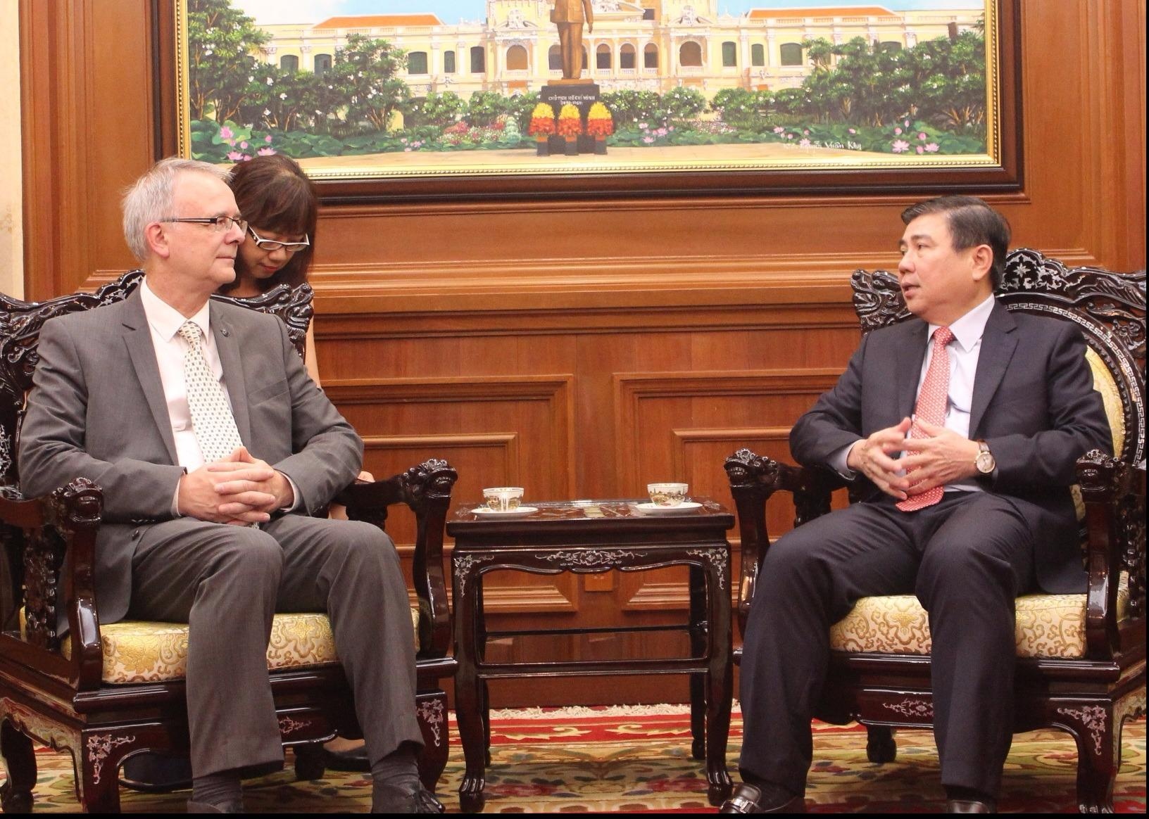 Tan tong lanh su Duc: 'Xan tay ao len va bat dau thoi' hinh anh