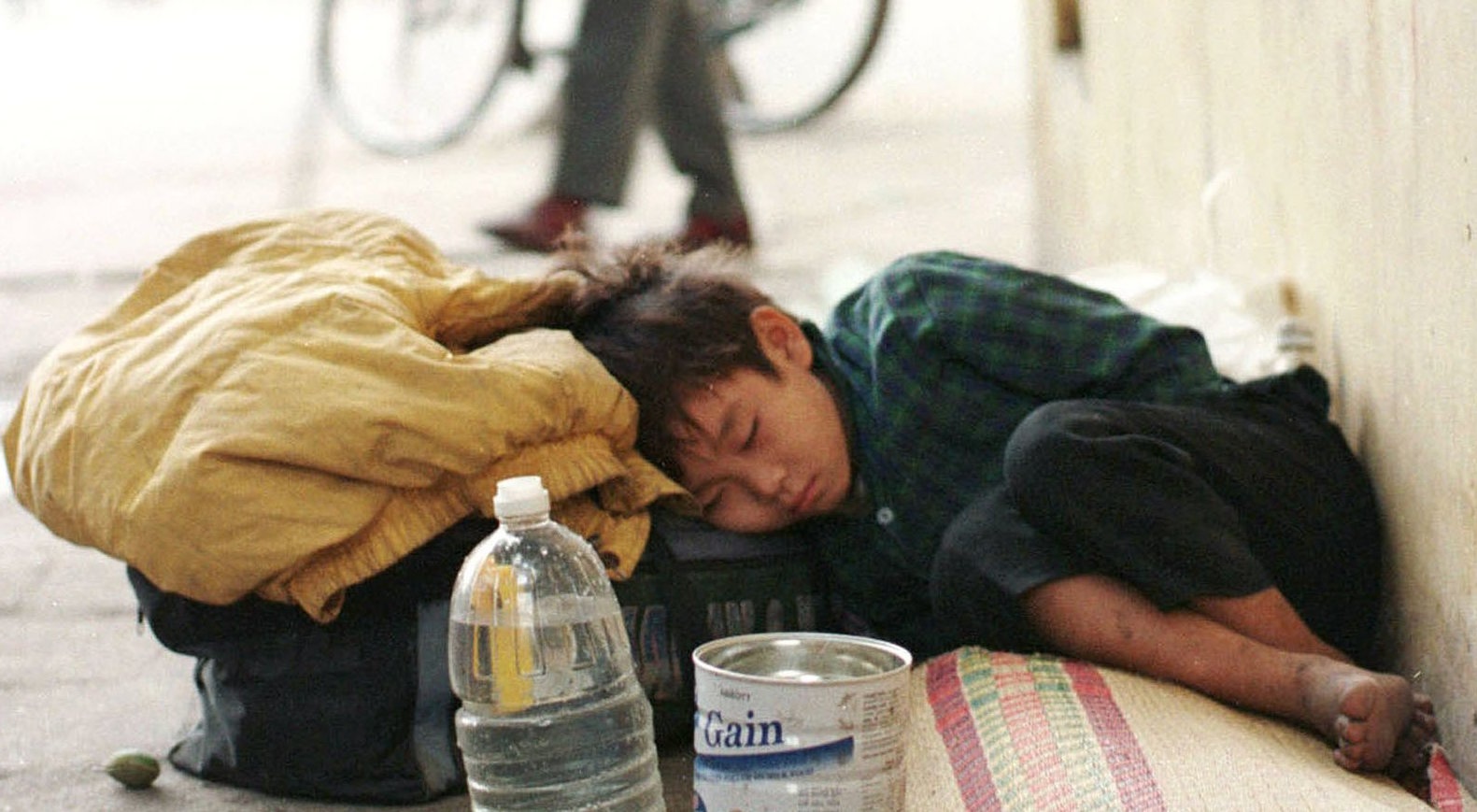 Chang trai Viet 'giai cuu' tre bui doi len bao Anh hinh anh