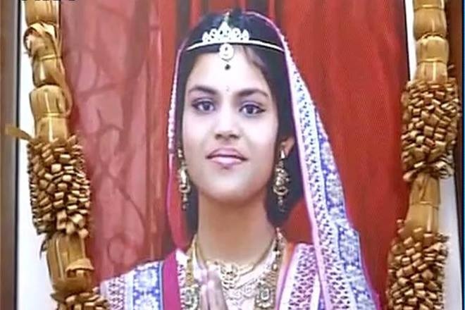 Be gai An Do tu vong sau nghi le nhin an 68 ngay hinh anh