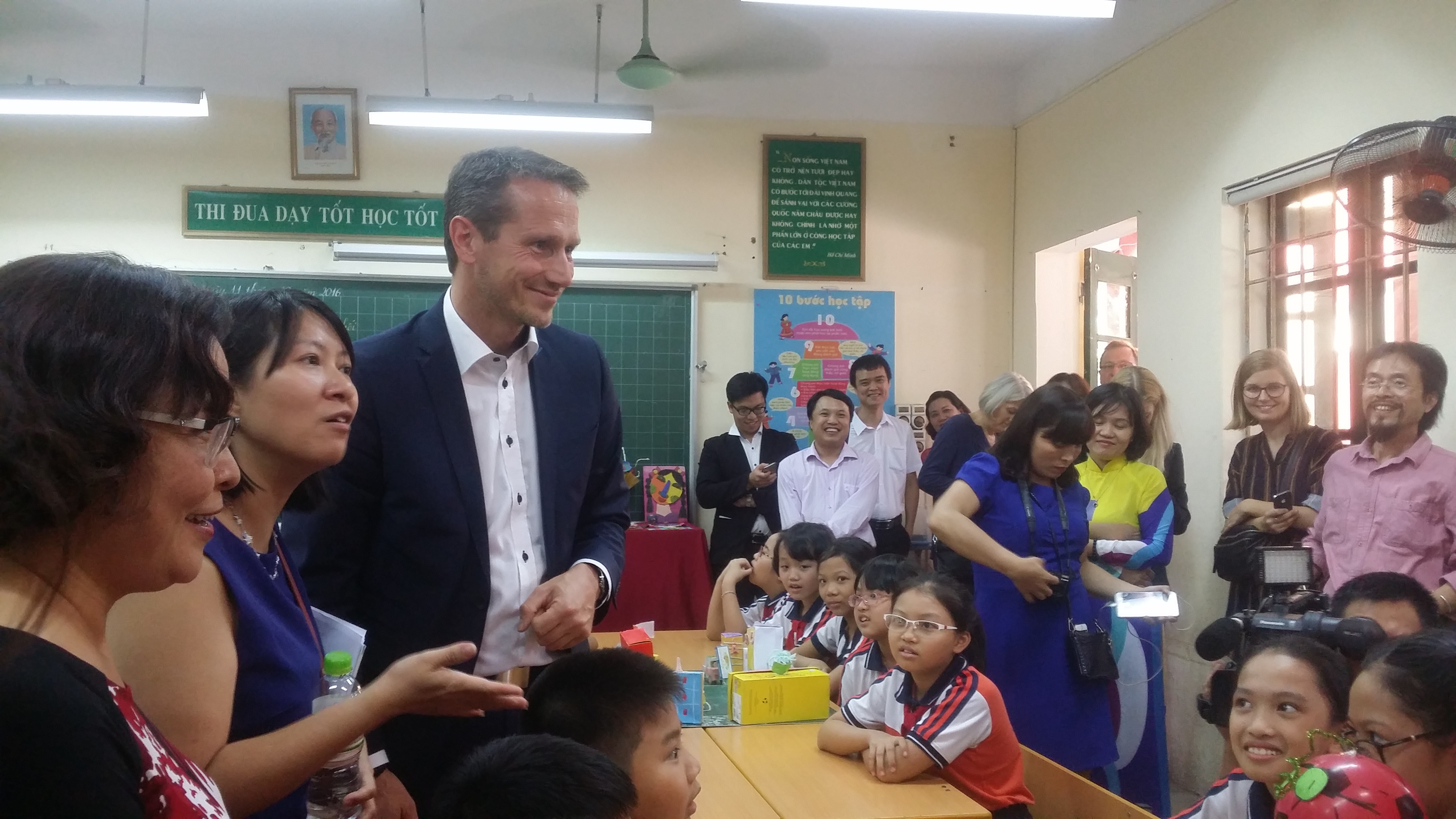 Hoc sinh Viet Nam tro chuyen cung Bo truong Ngoai giao Dan Mach hinh anh