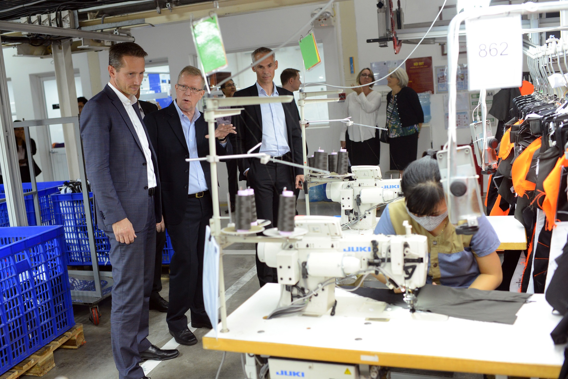 Bo truong Ngoai giao Dan Mach tham nha may o Hai Duong anh 5